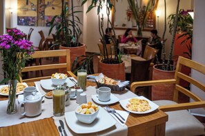 Petit déjeuner complet compris tous les jours