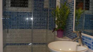 Een douche, een haardroger, handdoeken