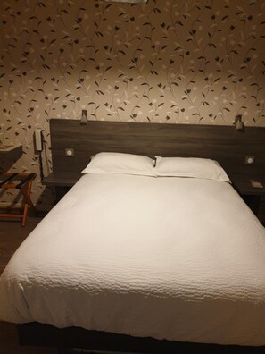 Individually decorated, individually furnished, desk, free WiFi - Doubs Rivage (Charette)