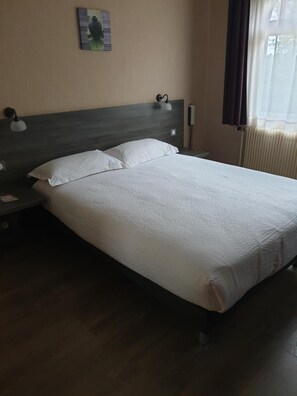 Con stile personalizzato, con arredamento individuale, una scrivania