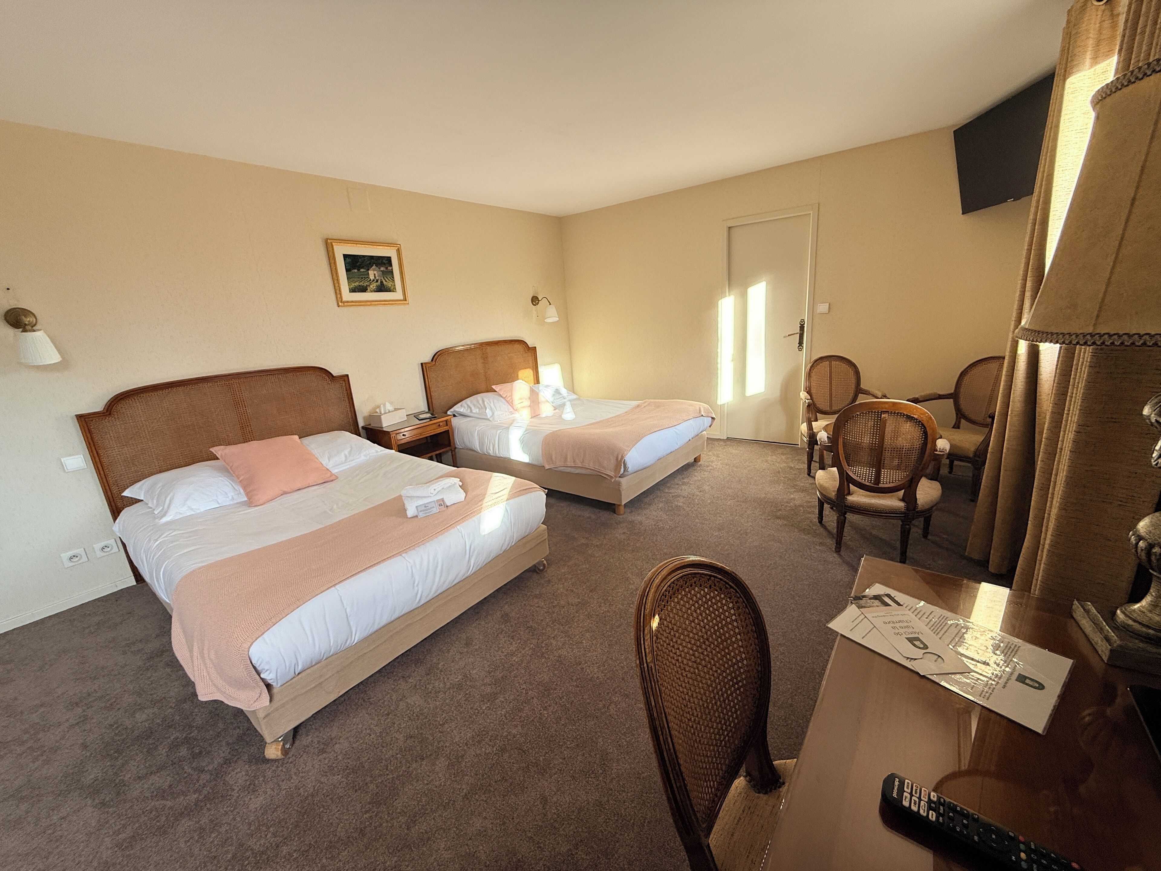 Rom – comfort (For 5) | Skrivebord, wi-fi (inkludert) og sengetøy