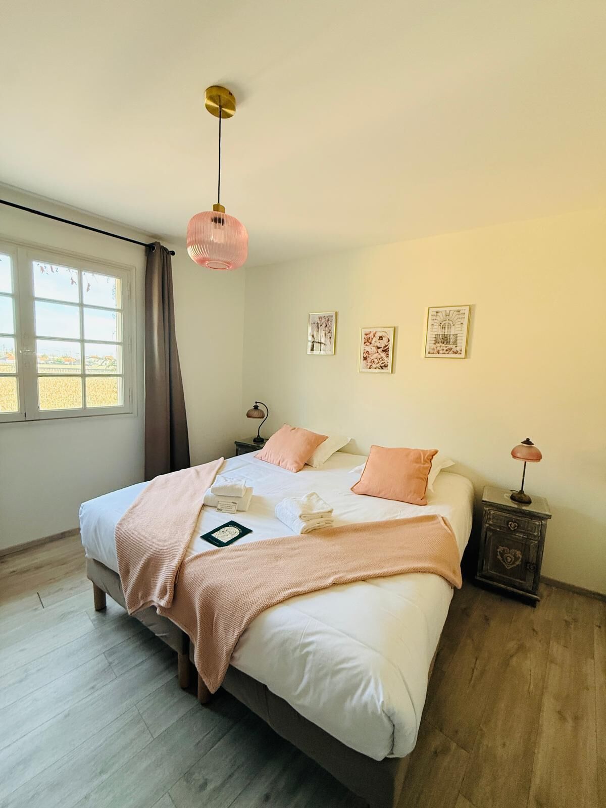 Comfort tweepersoonskamer | Een bureau, gratis wifi, beddengoed