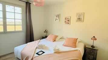 Comfort tweepersoonskamer | Een bureau, gratis wifi, beddengoed