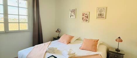 Escritorio, wifi gratis y ropa de cama