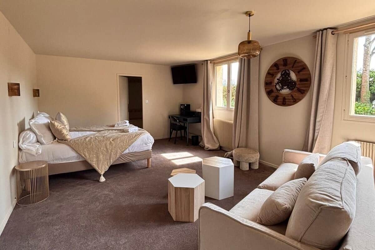 Escritorio, wifi gratis y ropa de cama