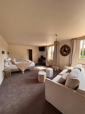 Escritorio, wifi gratis y ropa de cama 