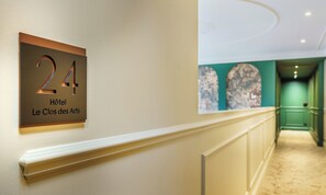 Escritorio, wifi gratis, ropa de cama