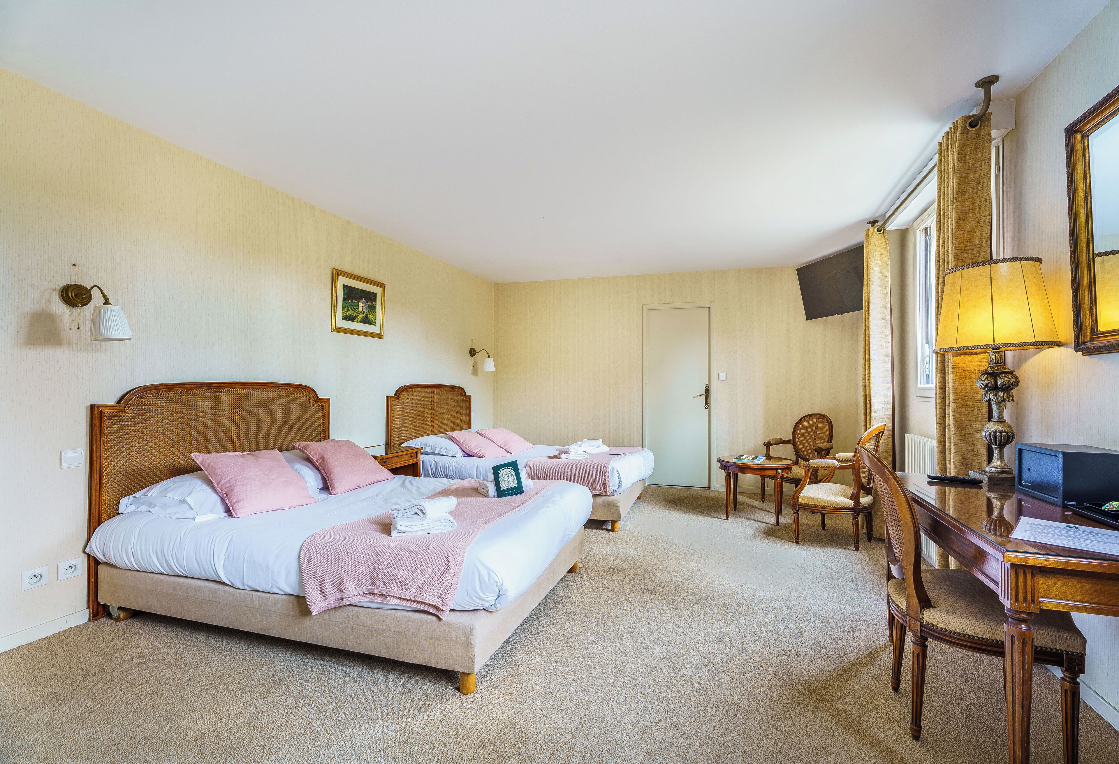 Room (For 5) | Desk, free WiFi, bed sheets