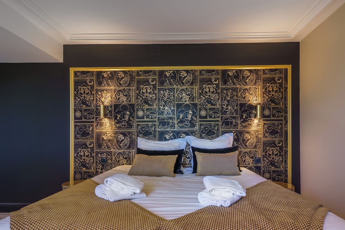 Desk, free WiFi, bed sheets