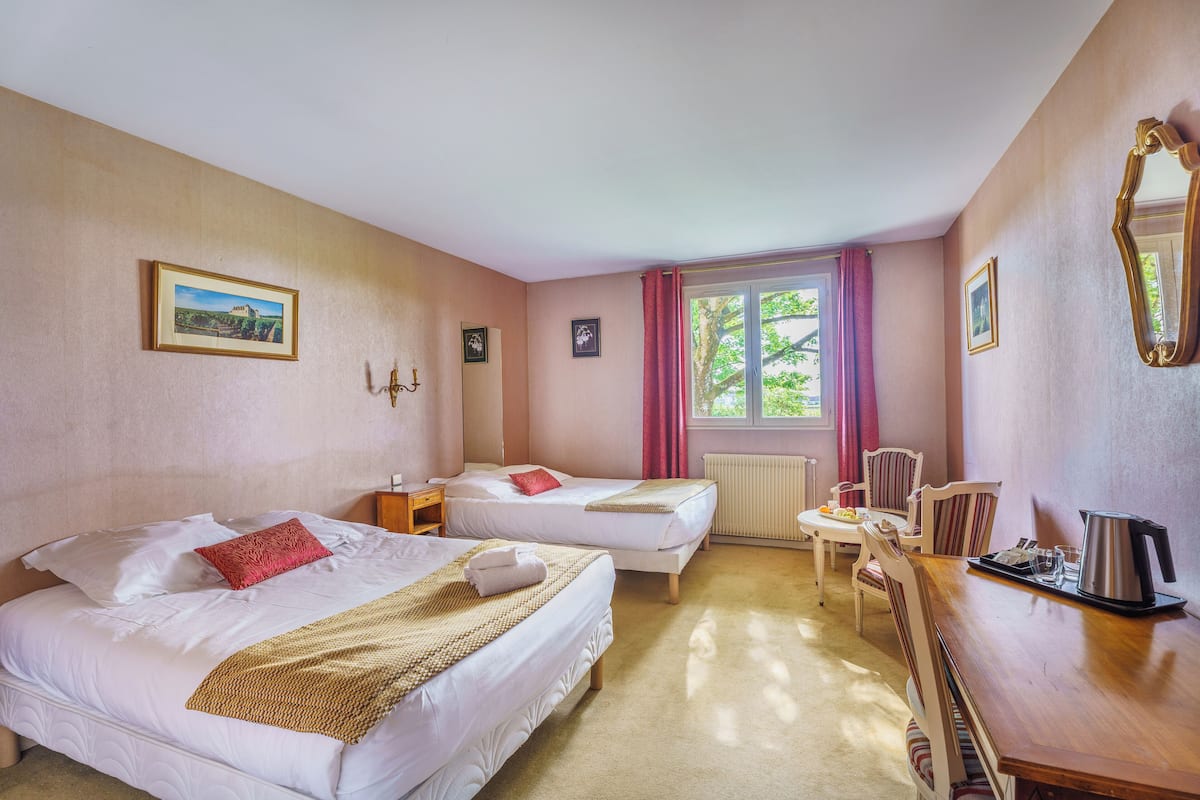 Quadruple Room | Desk, free WiFi, bed sheets