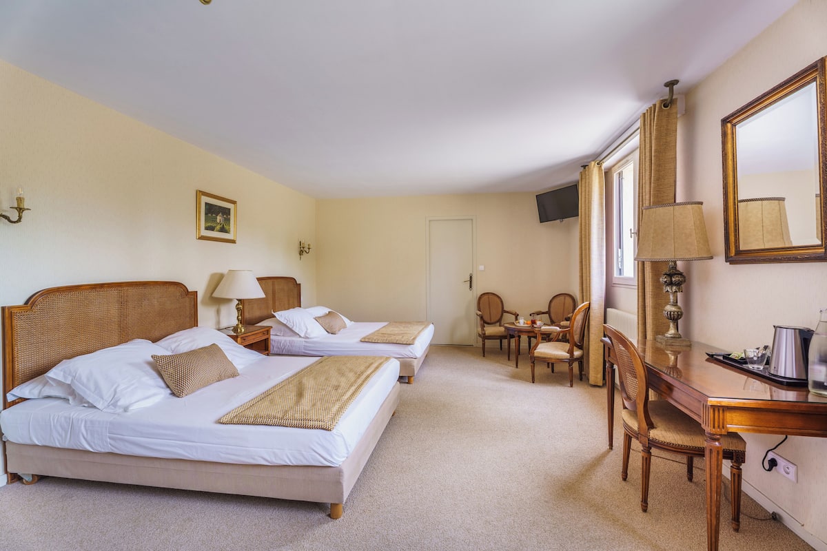 Room (For 5) | Desk, free WiFi, bed sheets