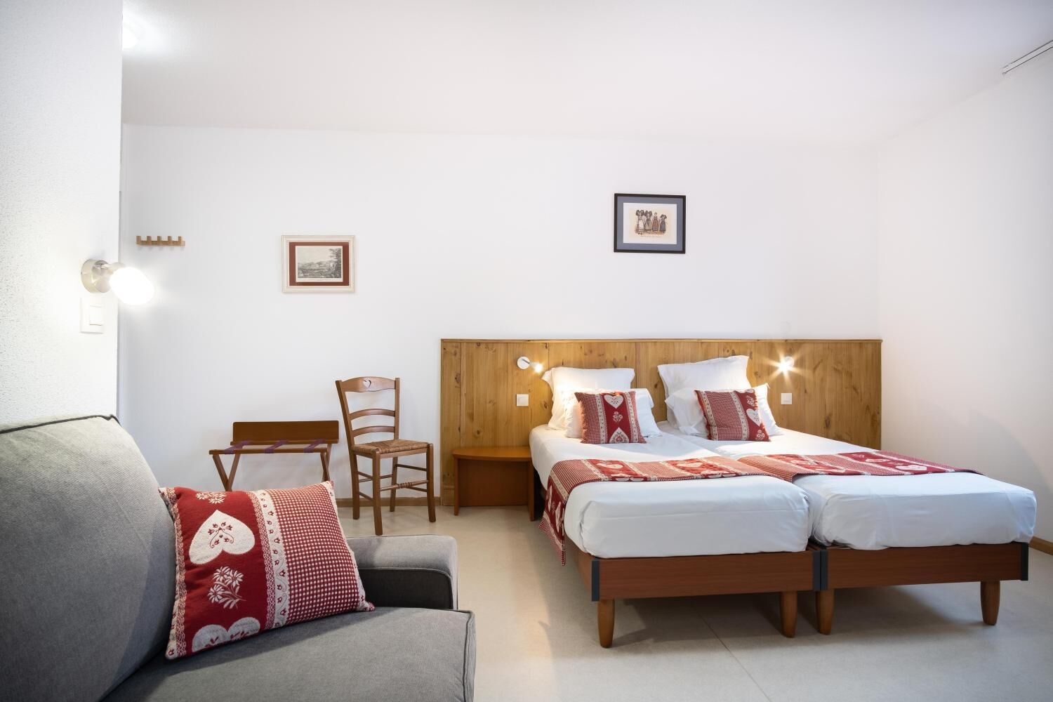 Escritorio, tabla de planchar con plancha y wifi gratis 