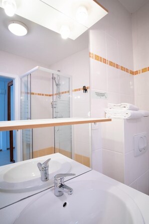 Douche, serviettes fournies