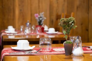 Bữa sáng buffet vào các ngày trong tuần (11 EUR/mỗi người) 