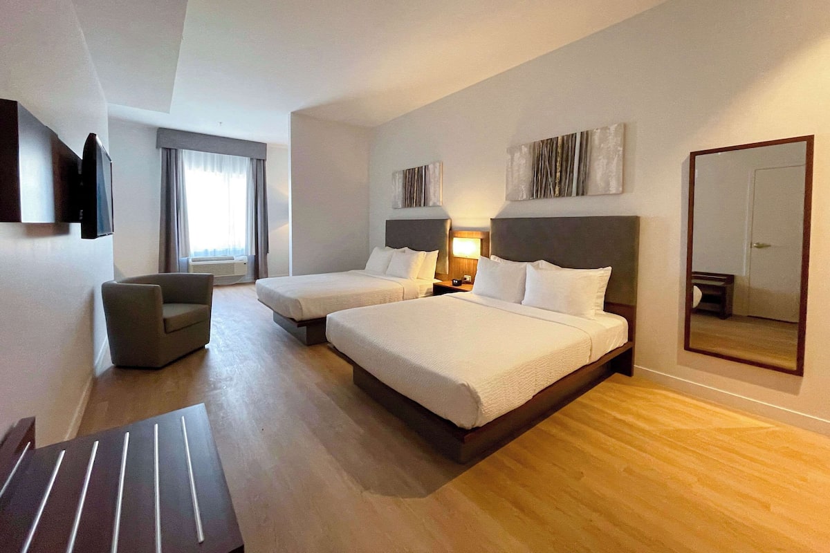 Suite, Mehrere Betten, Nichtraucher (No Pets Allowed) | Individuell eingerichtet, Schreibtisch, laptopgeeigneter Arbeitsplatz