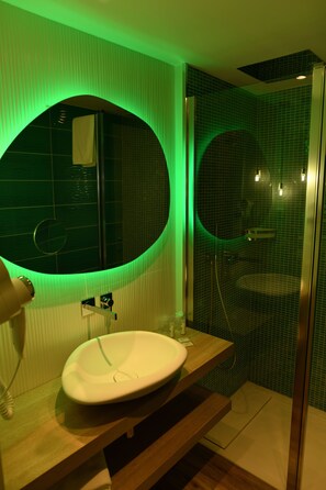 Kamar Quadruple | Meja kerja, kedap suara, setrika/meja setrika, dan Wi-Fi gratis