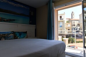 Desk, soundproofing, iron/ironing board, free WiFi