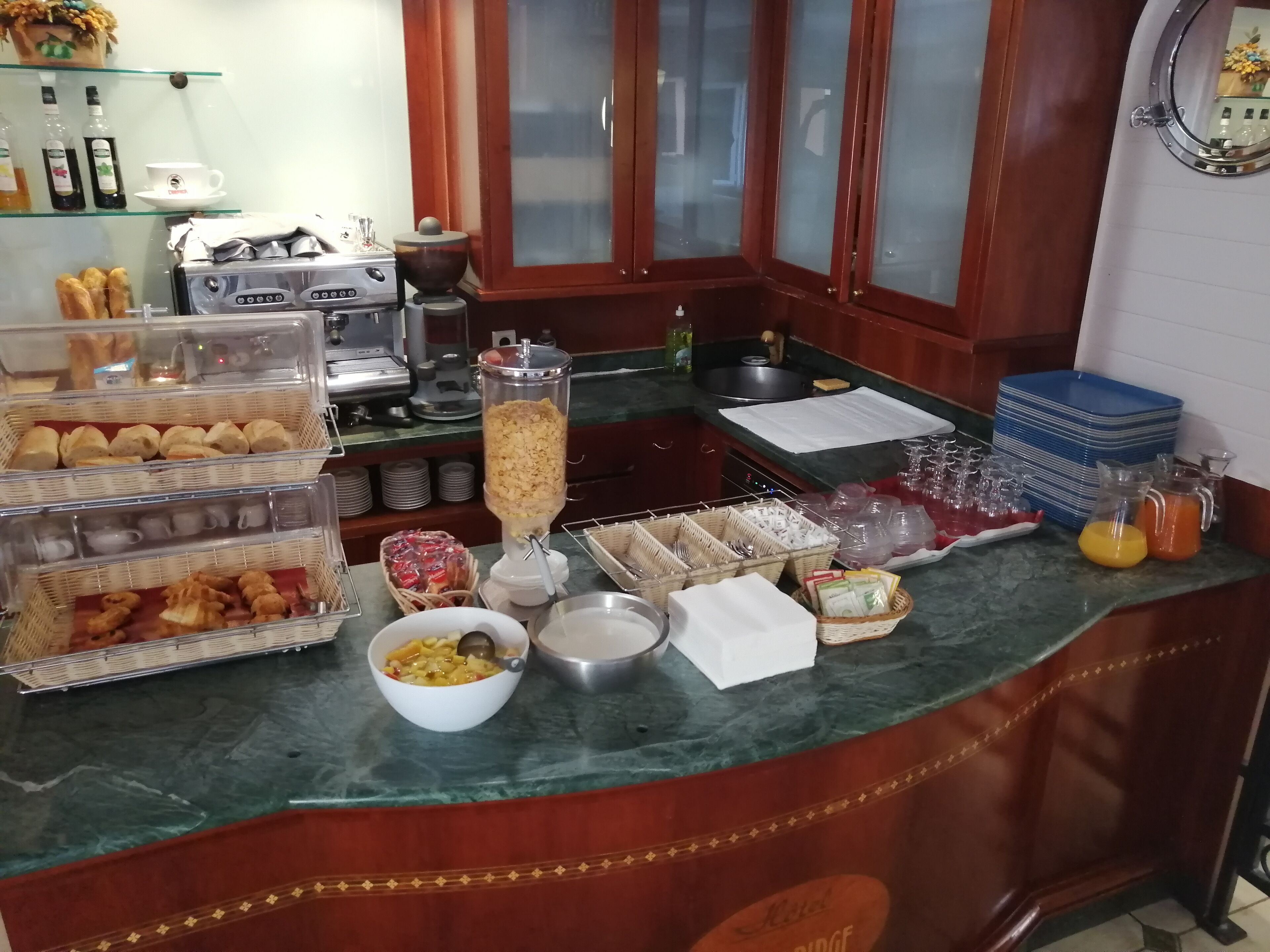 daily buffet breakfast for a fee