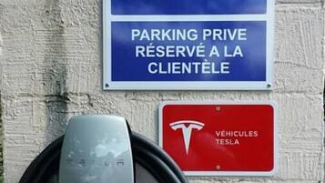 Een parkeersbord met een Tesla laadstation.
