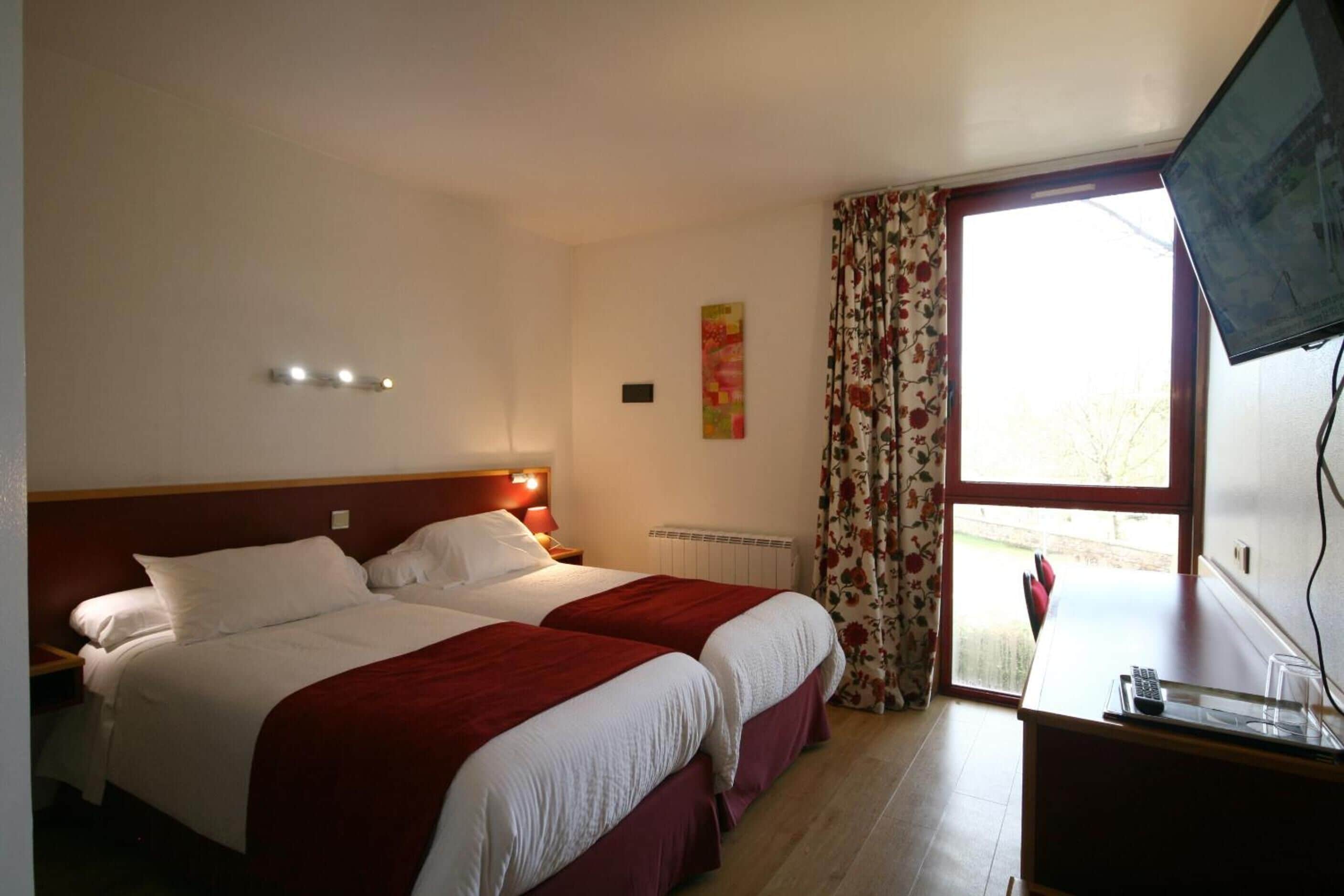 twin room | minibar, in-room safe, desk, cots/infant beds