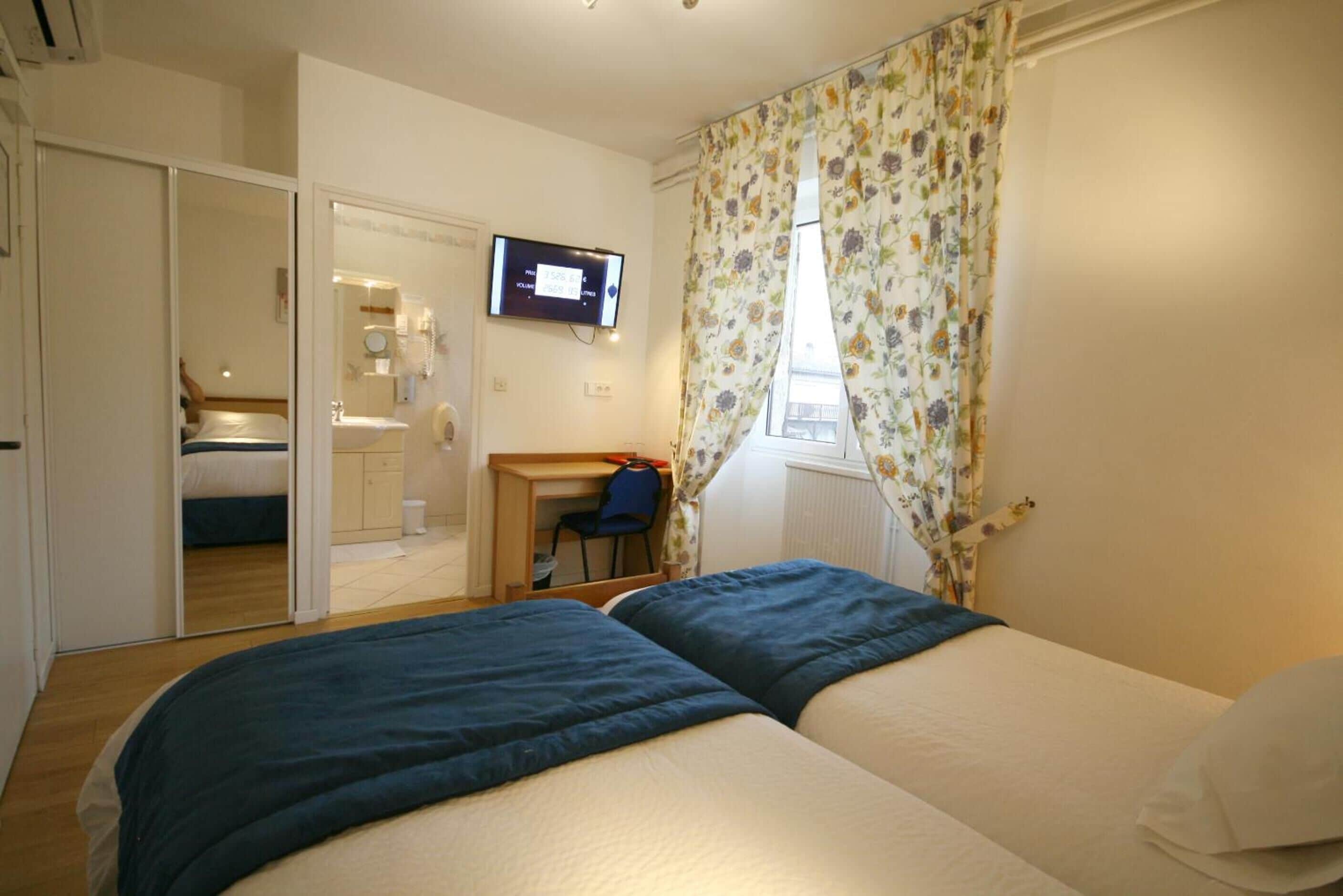 twin room | minibar, in-room safe, desk, cots/infant beds