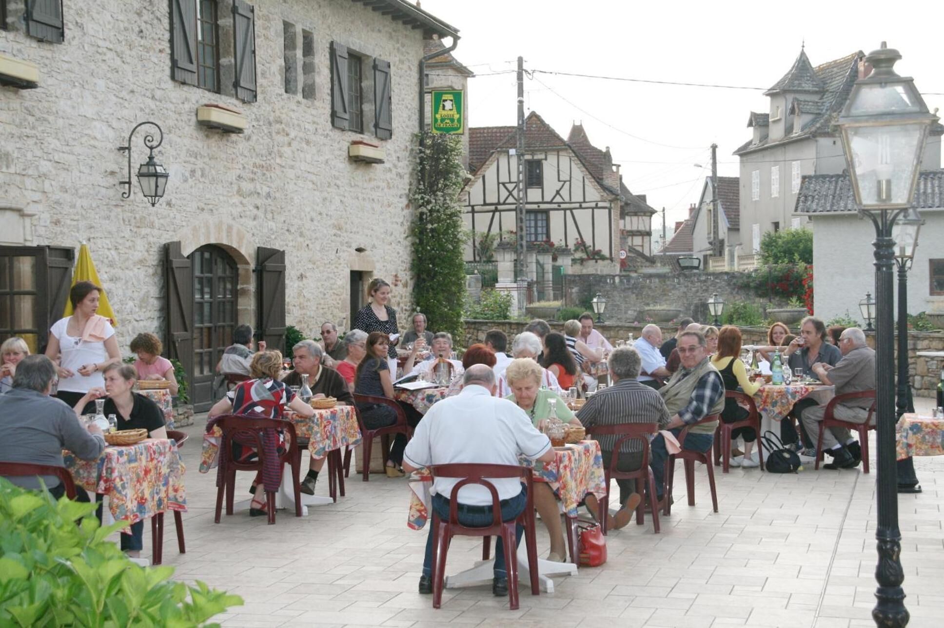 A courtyard with outdoor seating where people are dining.