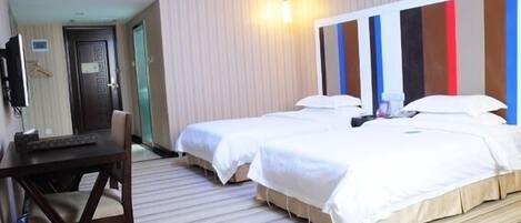 Habitación Deluxe con 2 camas individuales | Tabla de planchar con plancha y internet por cable gratis