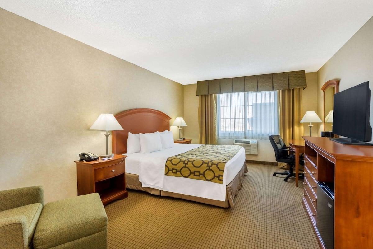 Egyptian cotton sheets, premium bedding, pillow-top beds, desk