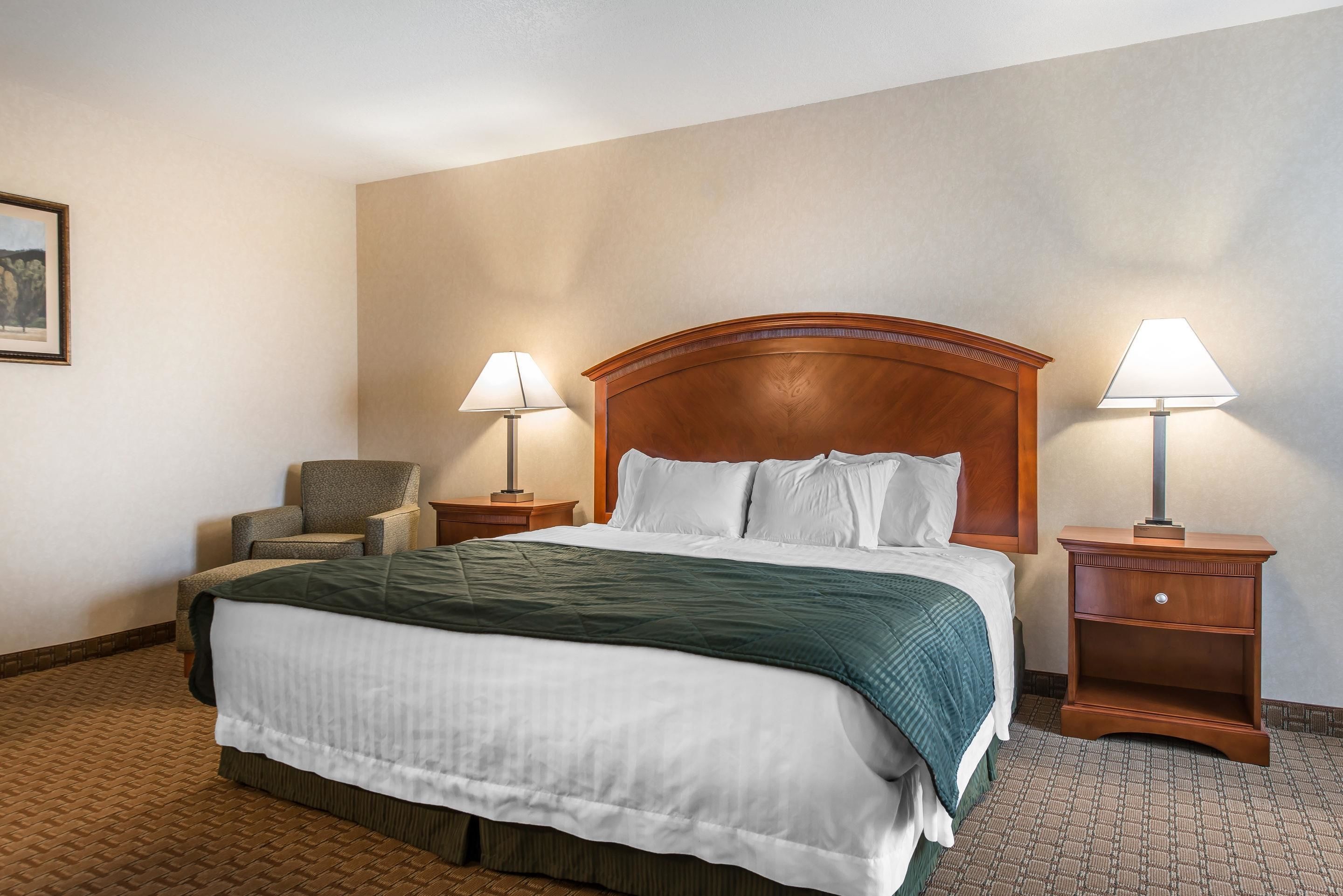 Egyptian cotton sheets, premium bedding, pillowtop beds, desk