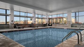 Piscine couverte, accès possible de 06 h 00 à 22 h 00, chaises longues