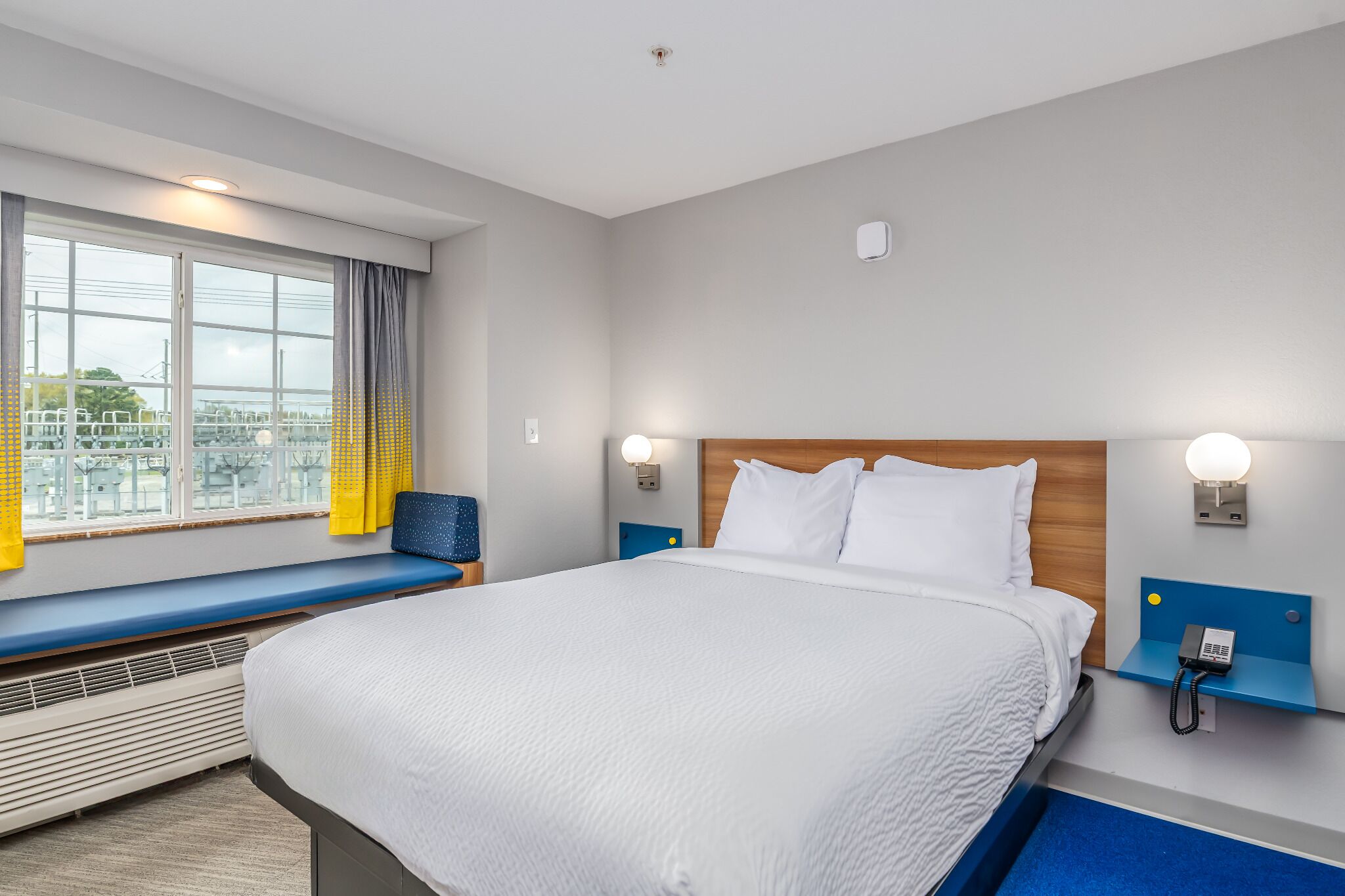 standard room, 1 queen bed | in-room safe, desk, laptop workspace, blackout curtains