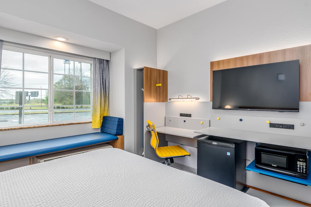 Standard Room, 1 Queen Bed | In-room safe, desk, laptop workspace, blackout drapes