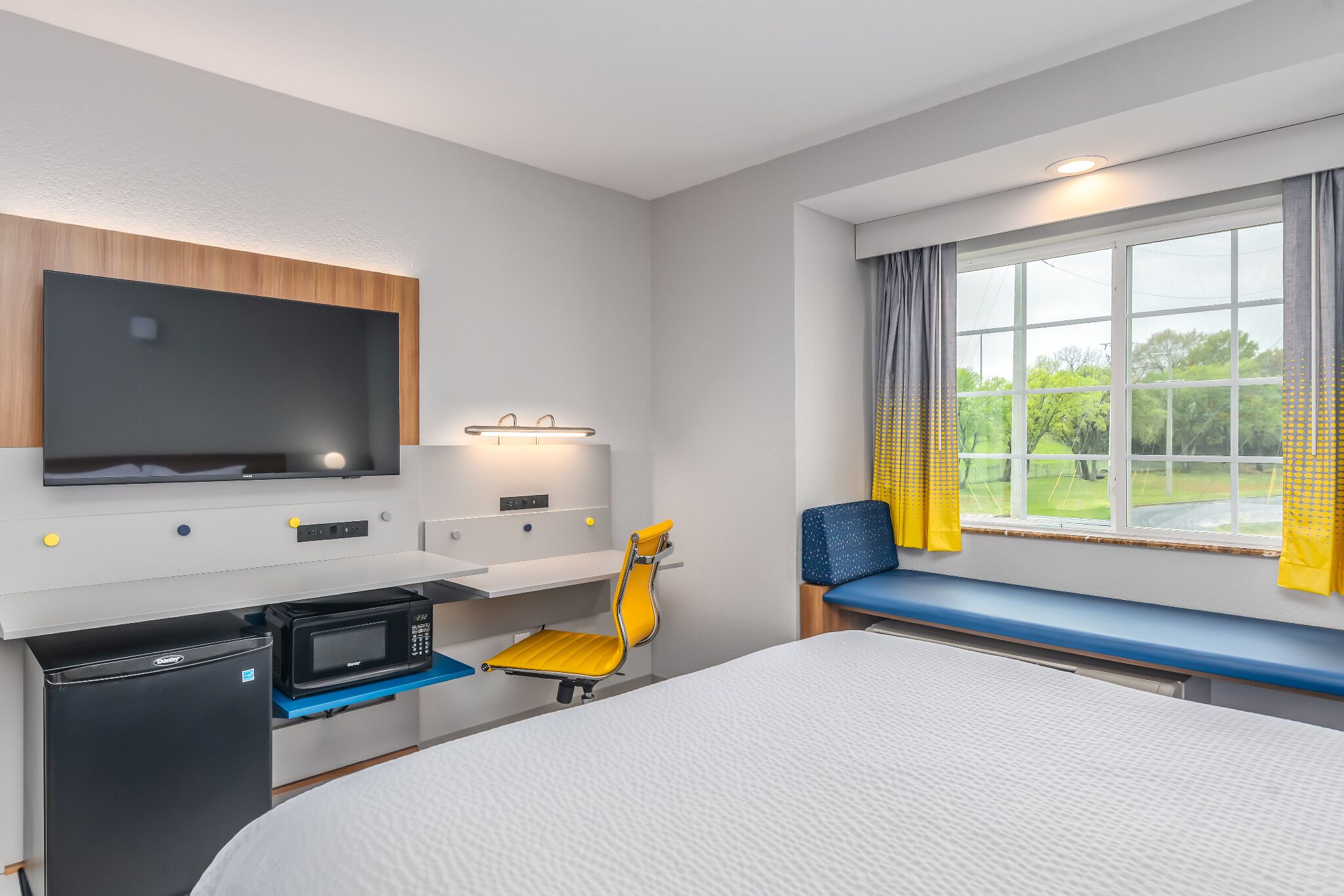 in-room safe, desk, laptop workspace, blackout curtains