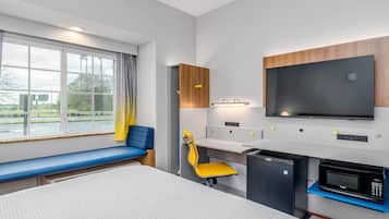 Quarto standard, 1 cama Queen | Cofres nos quartos, escrivaninha, espaço de trabalho para notebook