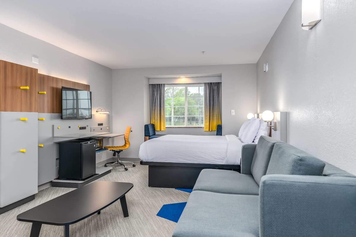 Studio Suite, 1 Queen Bed, Non Smoking | In-room safe, desk, laptop workspace, blackout drapes