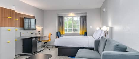 Studio Suite, 1 Queen Bed, Non Smoking | In-room safe, desk, laptop workspace, blackout drapes