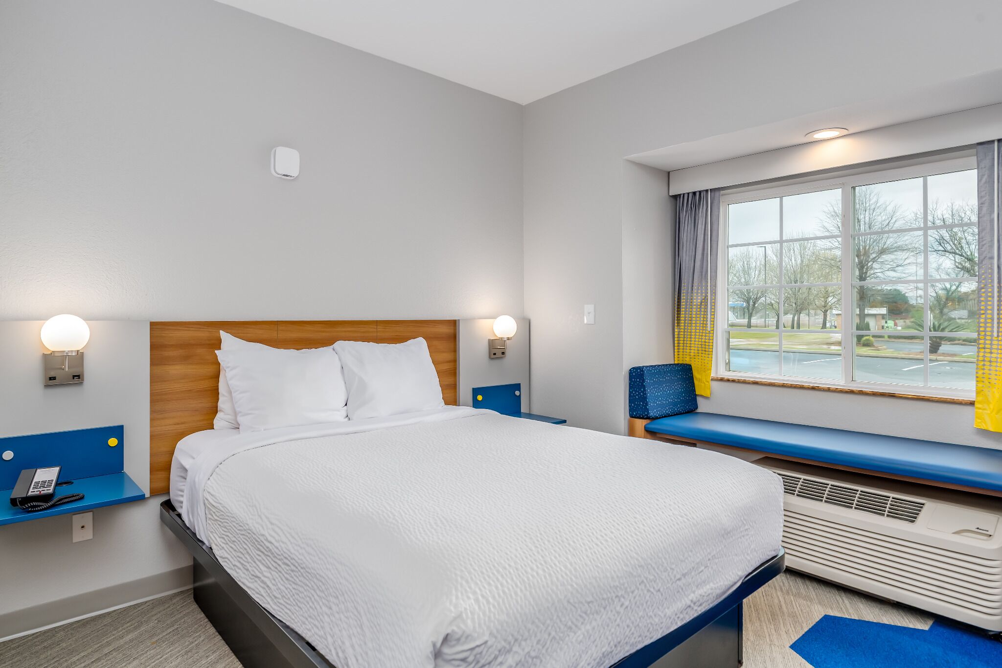 standard room, 1 queen bed | in-room safe, desk, laptop workspace, blackout curtains