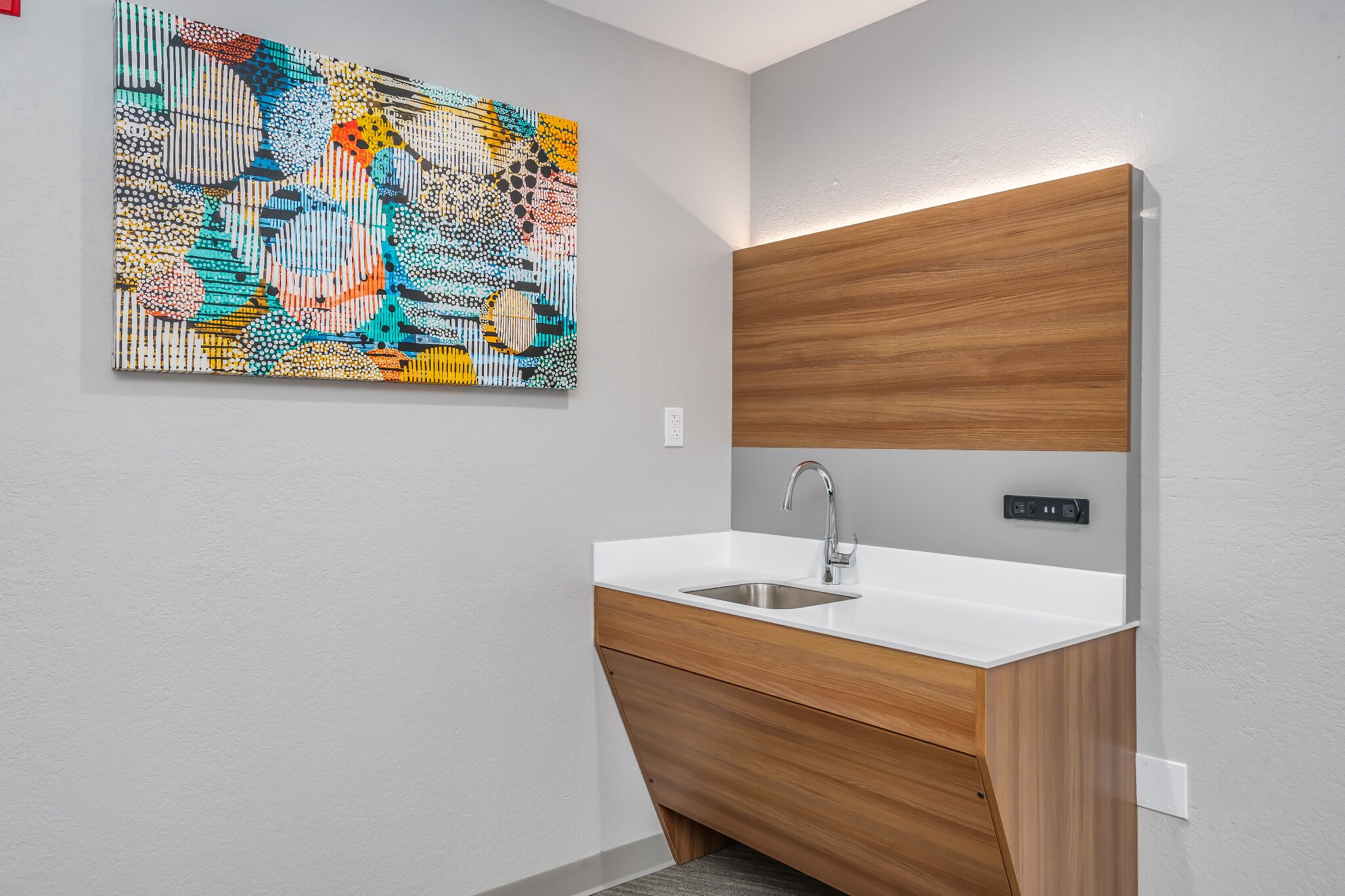 studio suite, 1 queen bed, non smoking | in-room safe, desk, laptop workspace, blackout curtains