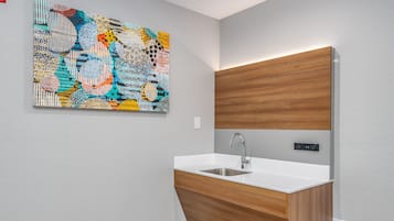 Estudi en suite, 1 llit de matrimoni, no fumadors | Caixa forta a l'habitació i escriptori