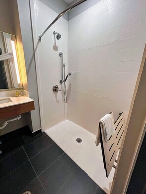 Room, Accessible | Bathroom | Combined shower/tub, free toiletries, hair dryer, towels