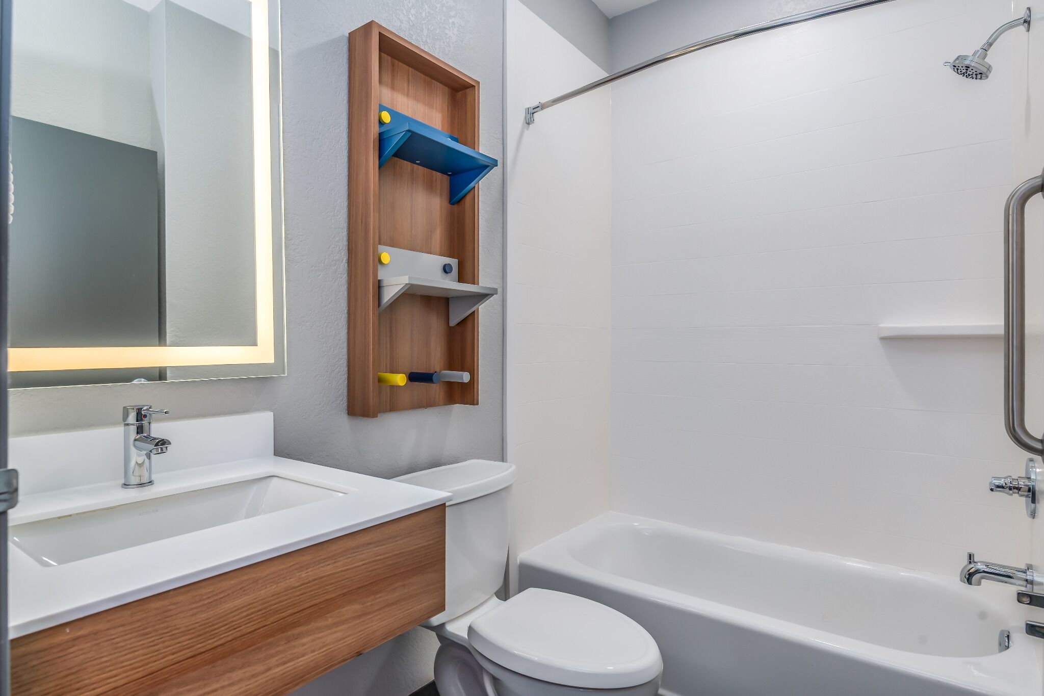 combined shower/bathtub, free toiletries, hair dryer, towels