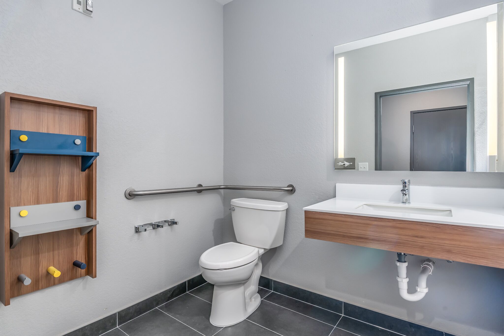 combined shower/bathtub, free toiletries, hair dryer, towels