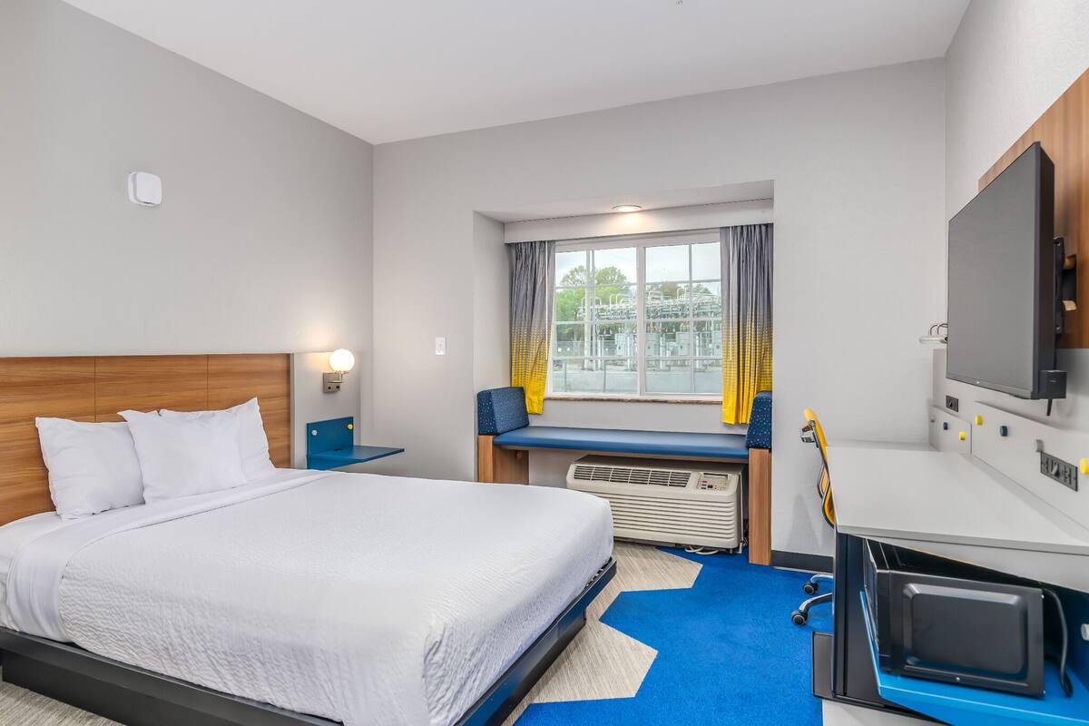 In-room safe, desk, laptop workspace, blackout drapes