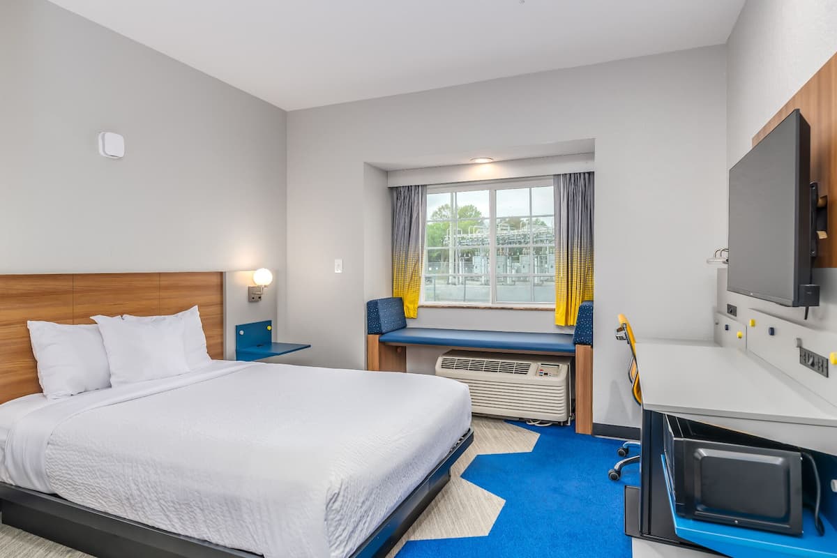 Room, Accessible | In-room safe, desk, laptop workspace, blackout drapes