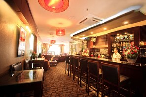 Serve café da manhã, almoço e jantar 