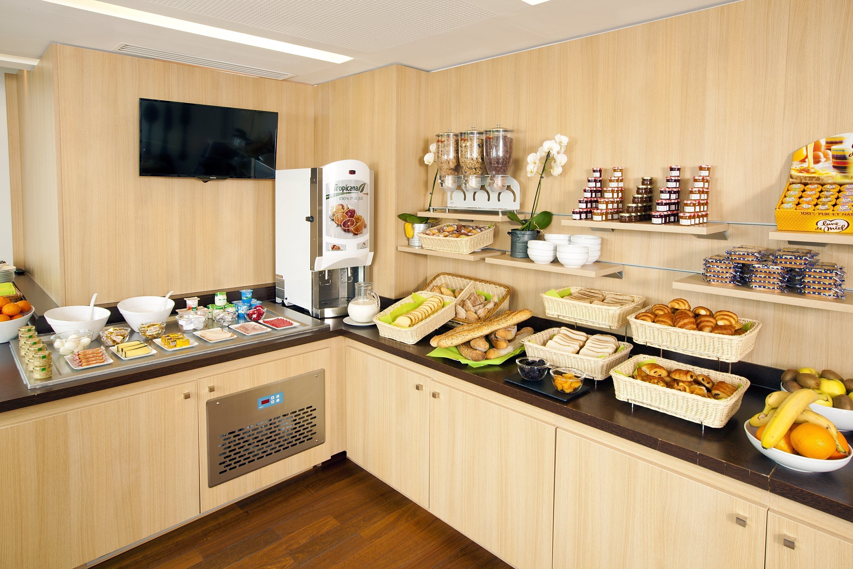 Daily buffet breakfast (EUR 17 per person)