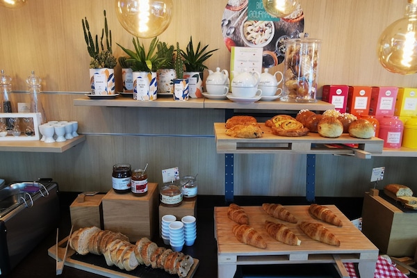 Daily buffet breakfast for a fee