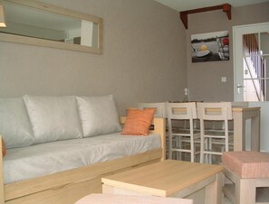 3 pièces duplex 6 pax | Living room | 40-cm TV with cable channels - Résidence Lagrange Vacances Cap Green (Frehel)