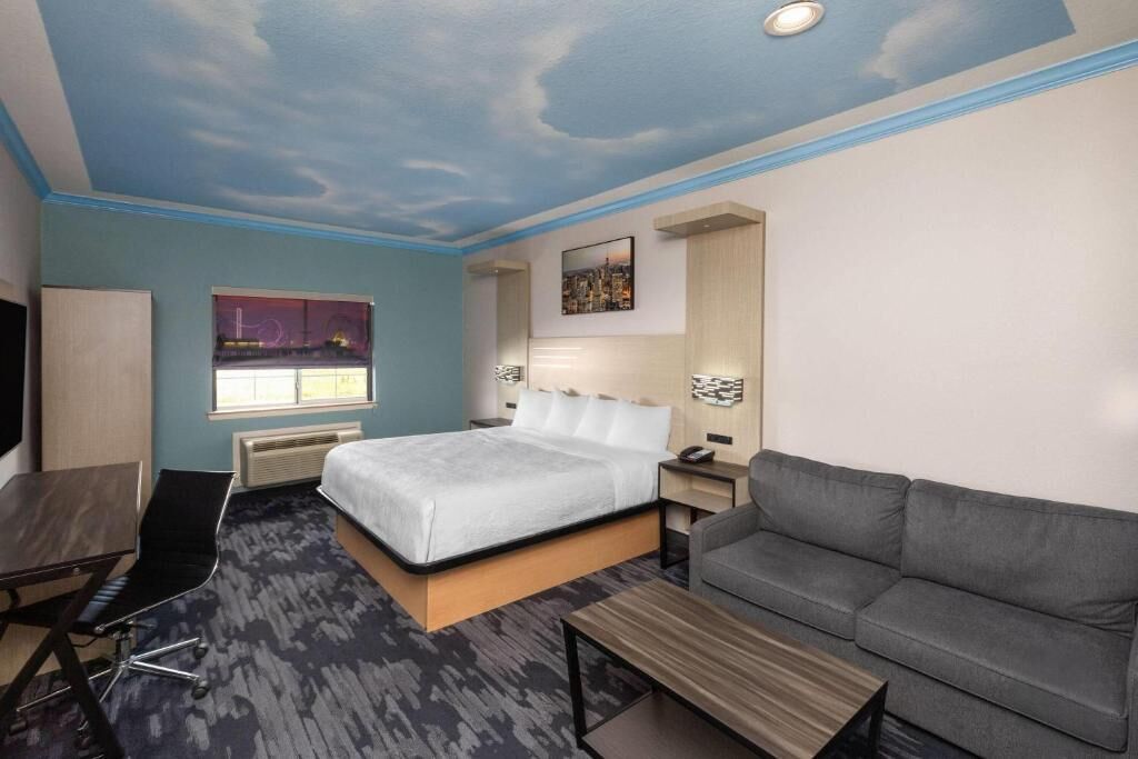 Suite, 1 King Bed, Accessible, Non Smoking (Mobility/Hearing, Bathtub w/grab bars)