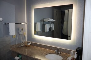Deep-soaking bathtub - Baymont by Wyndham Texas City (Texas City)